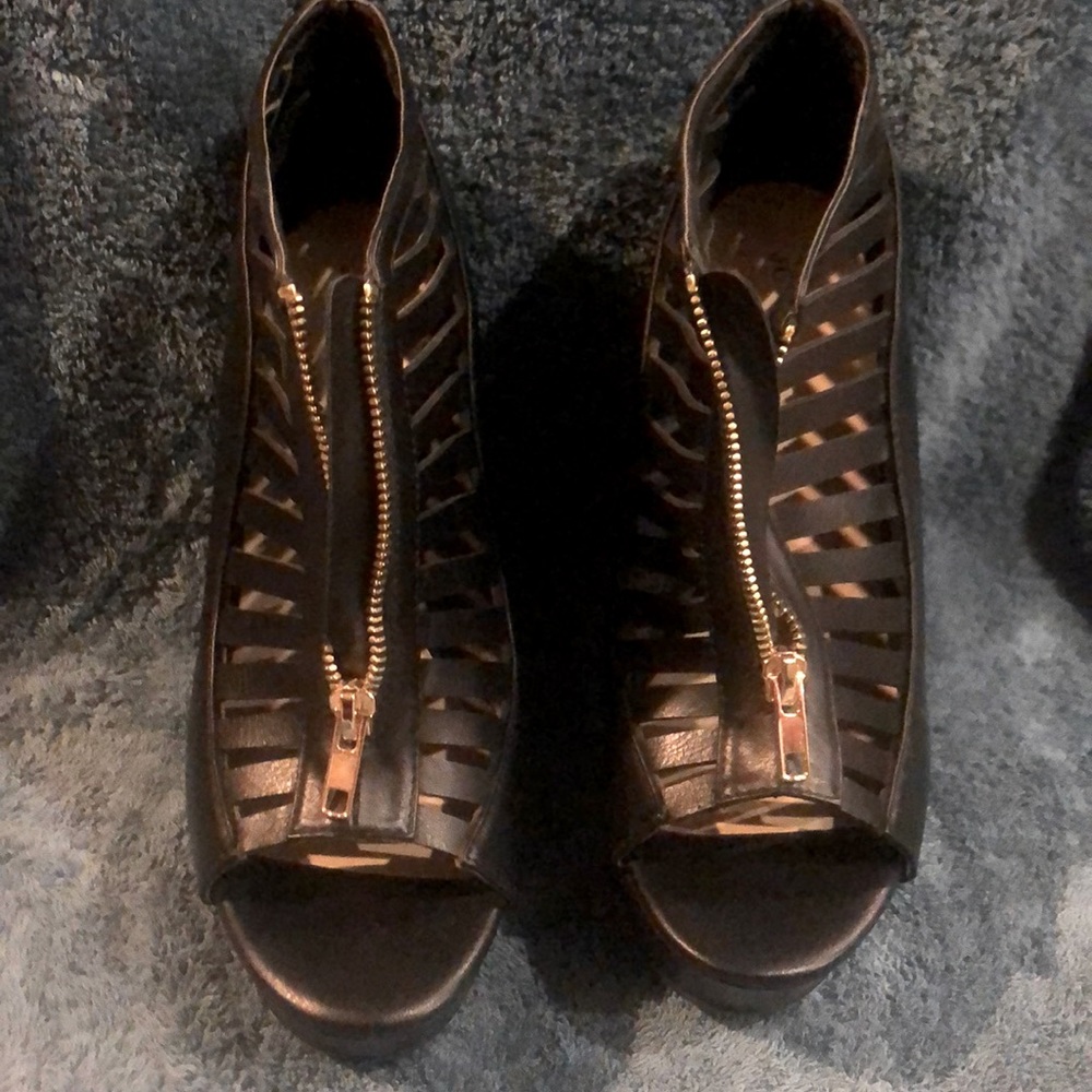 Black Zippered Platform shoes size 8.5